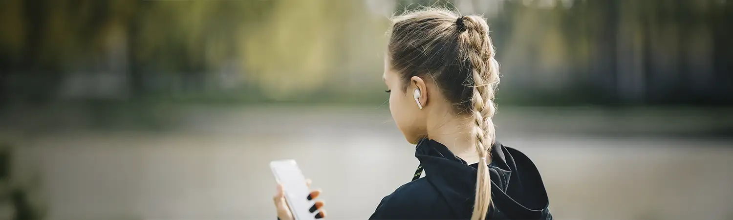 Audífonos Bluetooth deportivos con diseño ergonómico y resistencia al sudor