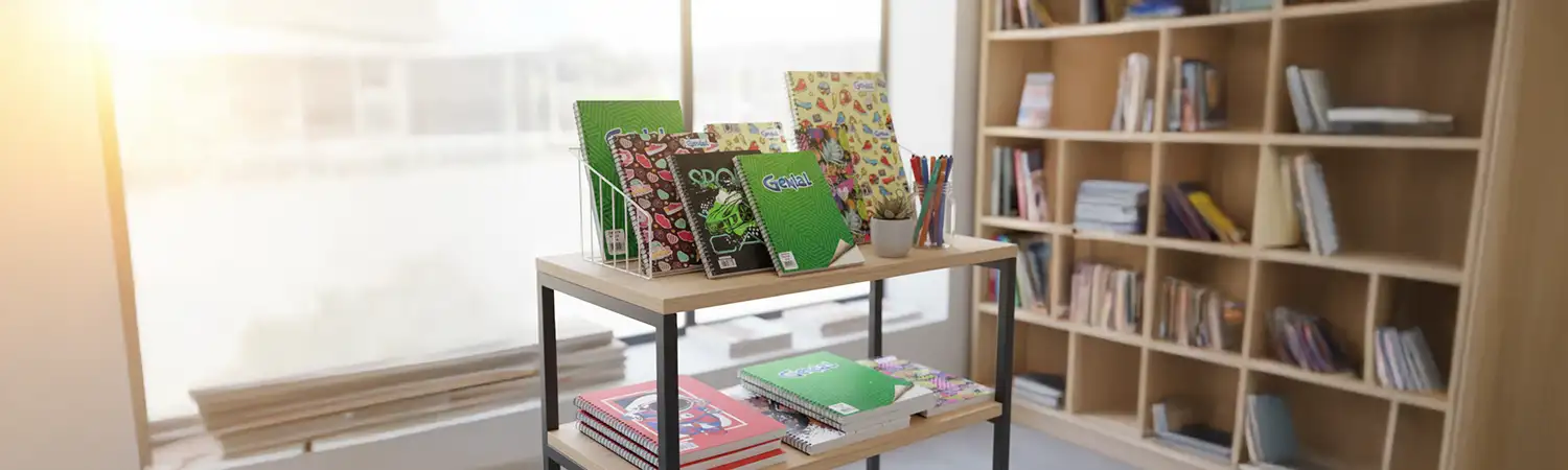 Blocks de dibujo y hojas blancas para bocetos